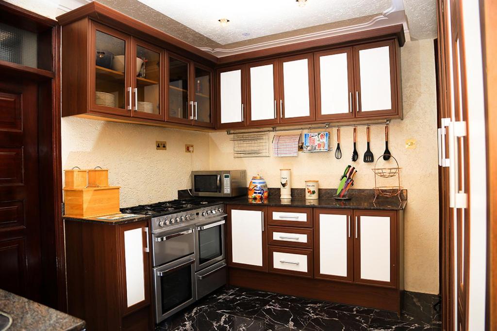 Plot 4 Kavuma Close Villa Kampala Ngoại thất bức ảnh